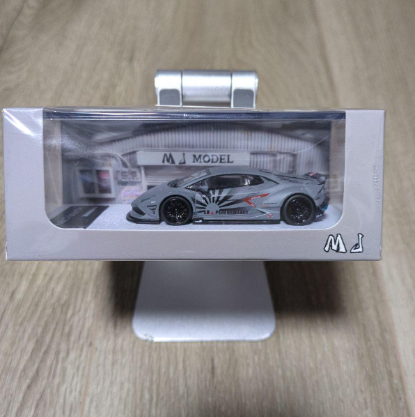 MJ Model 1/64 LB-Performance Lamborghini Huracan With Acrylic Case
