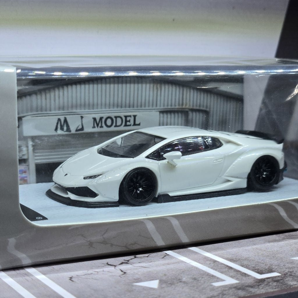 MJ Model 1/64 LB-Performance Lamborghini Huracan With Acrylic Case