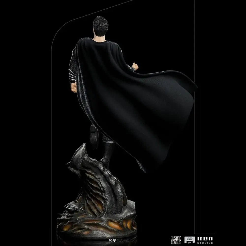Statue Superman Black Suit – Zack Snyder`s Justice League – Legacy Replica 1/4 Scale by Iron Studios