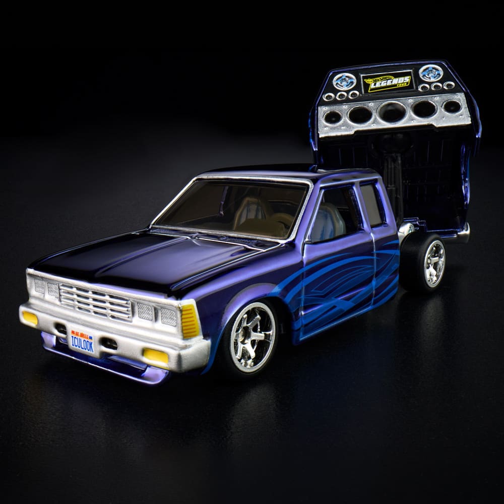 Hot Wheels 1986 Nissan 720 King Cab Red Line Club Exclusive