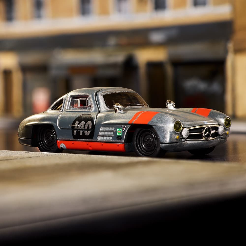 Hot Wheels Elite 64 Mercedes-Benz 300 SL With Card Protector