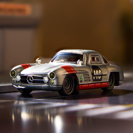 Hot Wheels Elite 64 Mercedes-Benz 300 SL With Card Protector